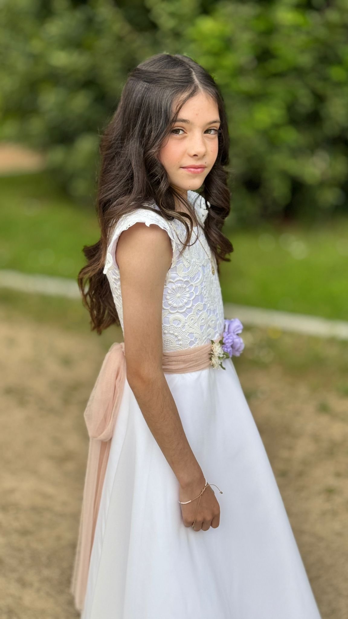 Vestido de comunión a medida con bordados delicados y caída natural