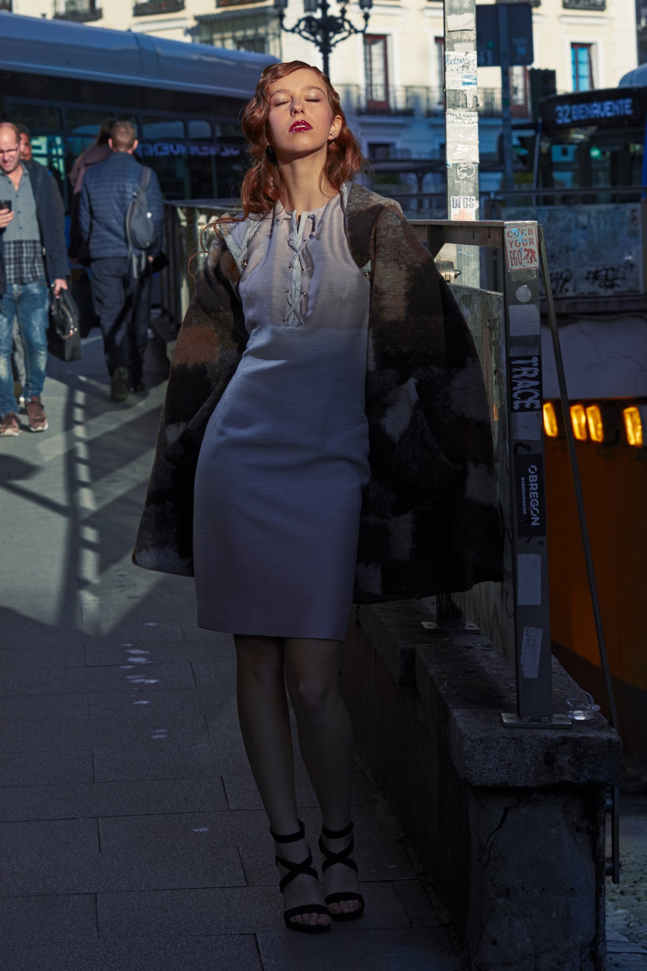 Vestido de fiesta con capa para boda en finca o evento campestre